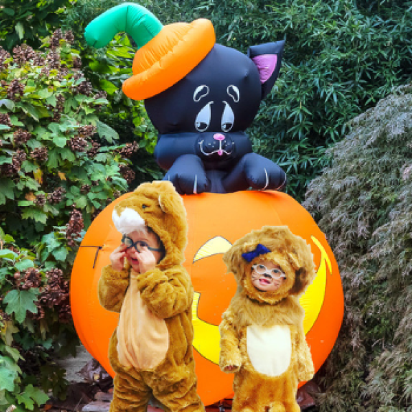 two children at zoothing boo